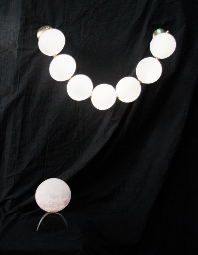 Applique Boucle d'oreille à double accroche et lampe tripode Lune - 7 perles - Verre soufflé bouche, Laiton, LEDs - L80xD17xH50