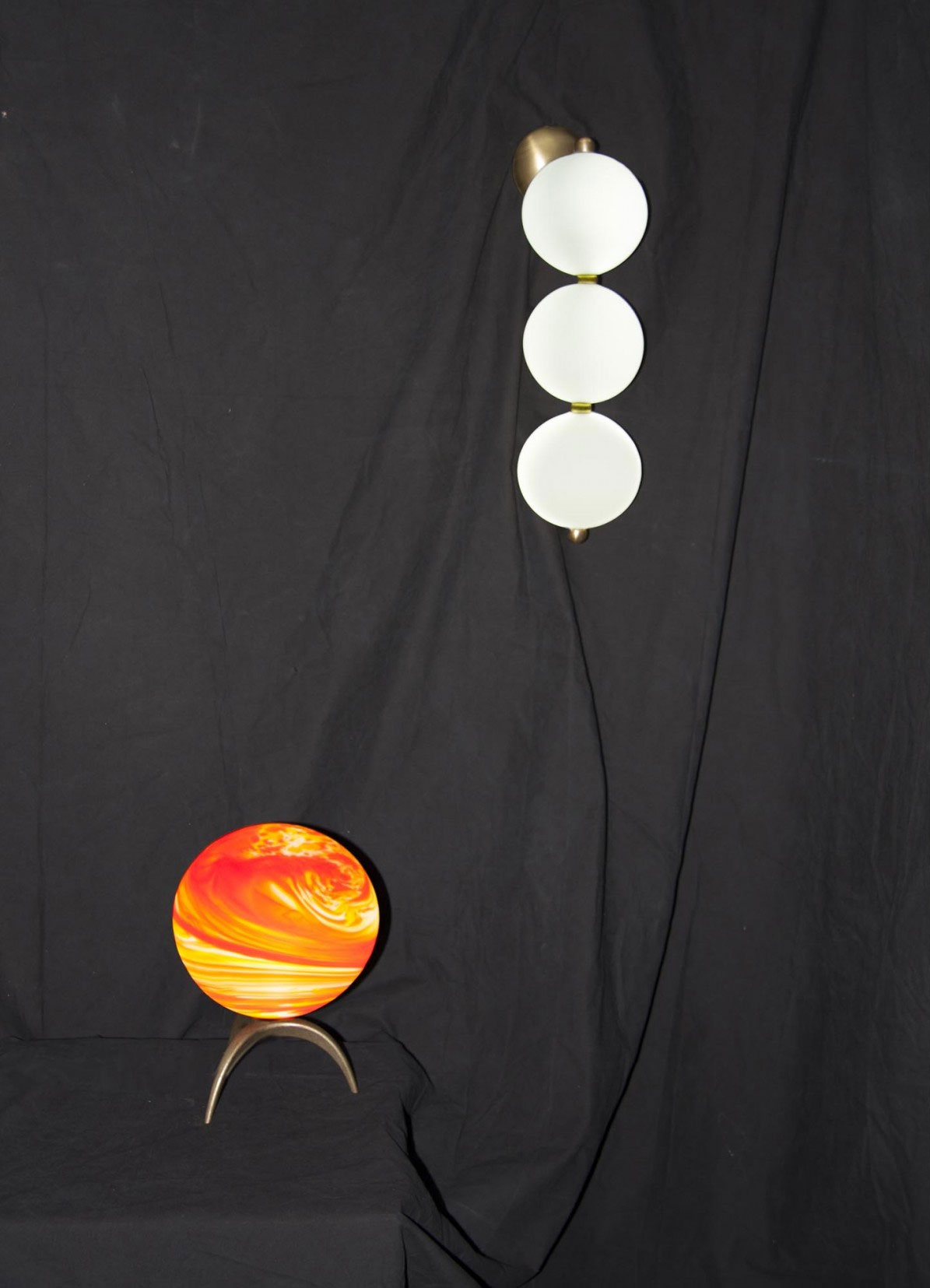 Applique Boucle d'oreille et lampe tripode Coucher de soleil - 3 perles - Verre soufflé bouche, Laiton, LEDs - L14xD17xH45