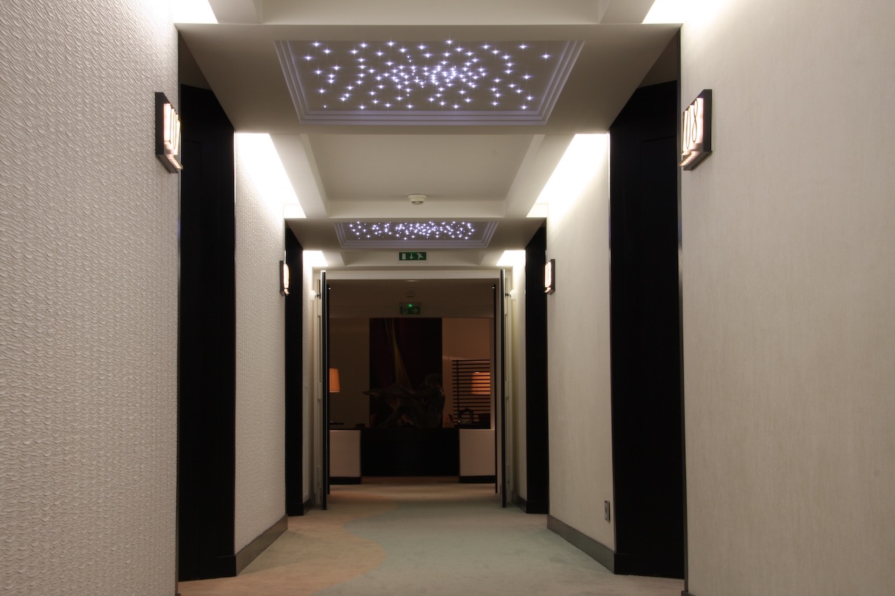 Plafonnier Étoilé - Couloir de l'hôtel Miramar - Architecte Anthony Béchu