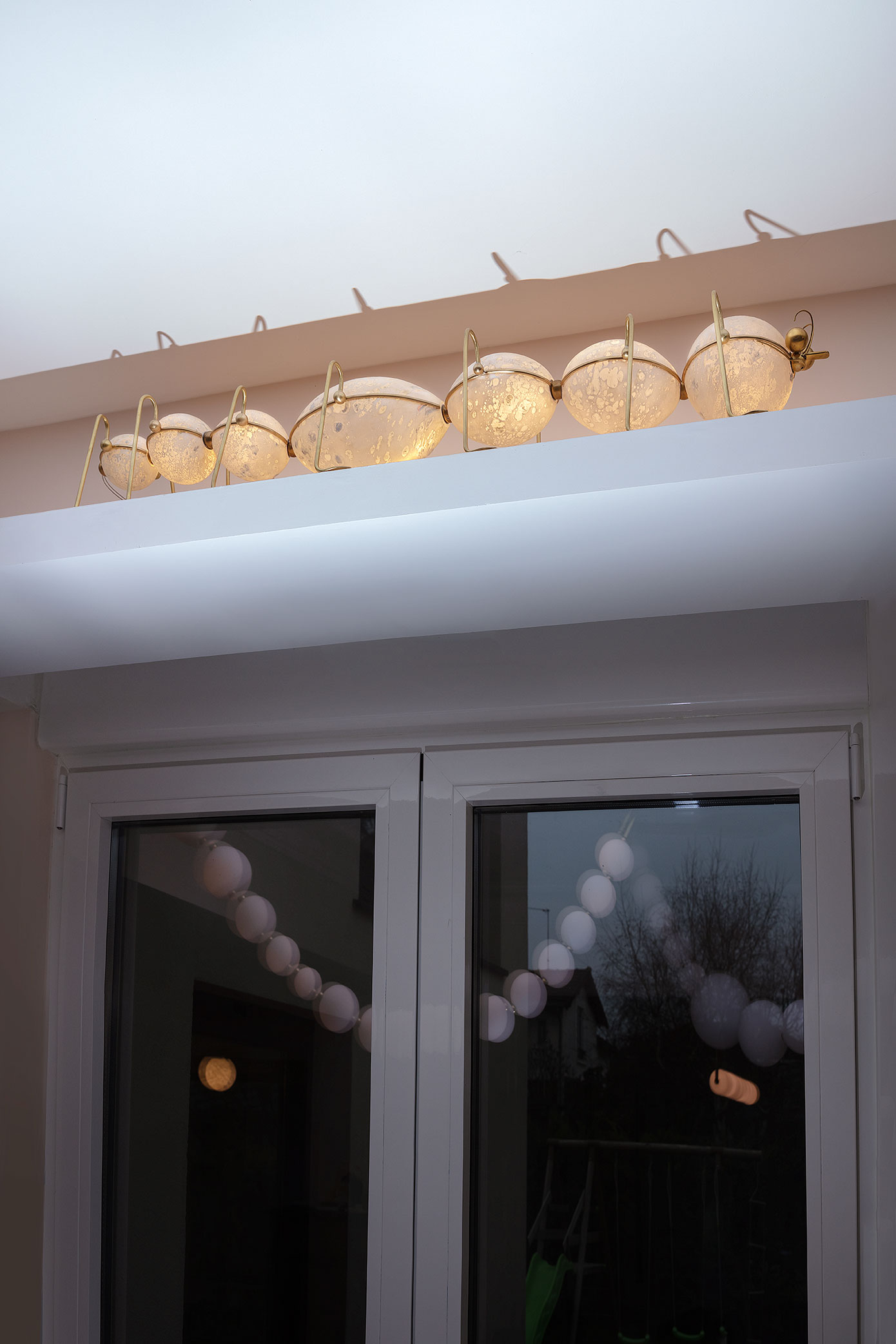 Chenille dans une maison à Versailles - Verre soufflé, Laiton, LEDs - L105xL30xH22cm - Vincent Darré