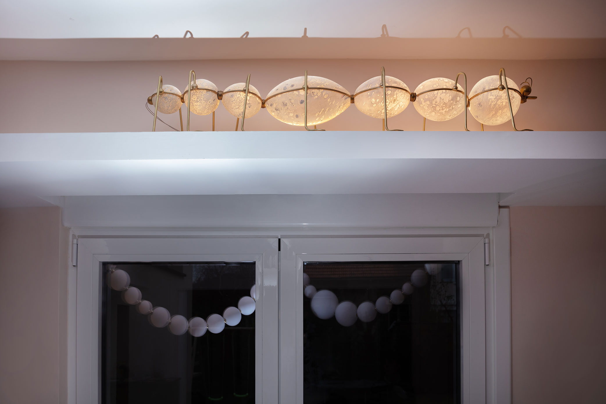 Chenille dans une maison à Versailles - Verre soufflé, Laiton, LEDs - L105xL30xH22cm - Vincent Darré