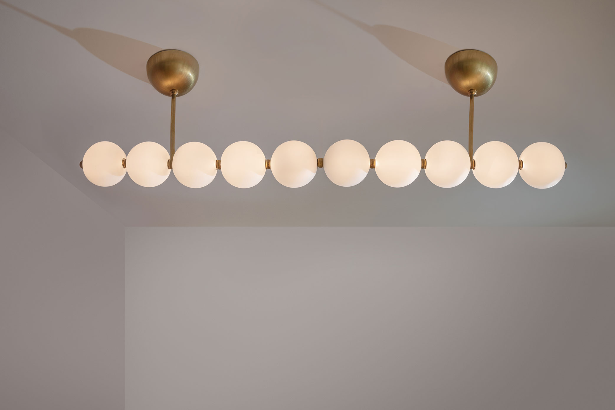 Lustre Ligne de Perles - 10 perles - 2 supports symétriques - Verre soufflé bouche, Laiton, LEDs - L133xD12xH37cm