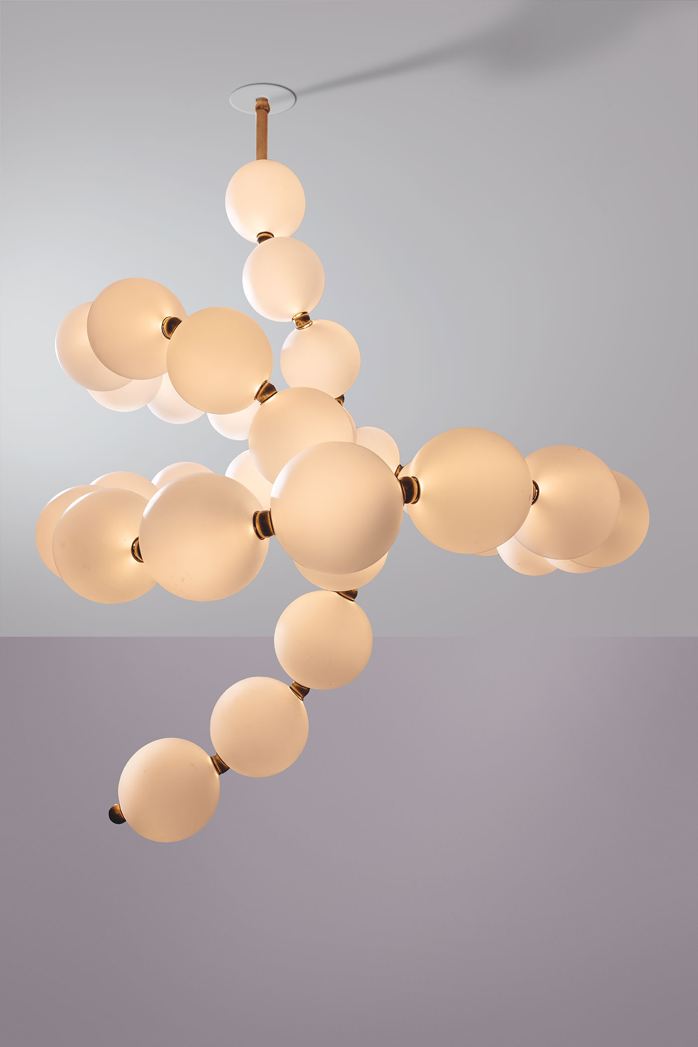 Lustre Voltige de Perles - Verso - Verre soufflé bouche, Laiton, LEDs - D80xH115cm