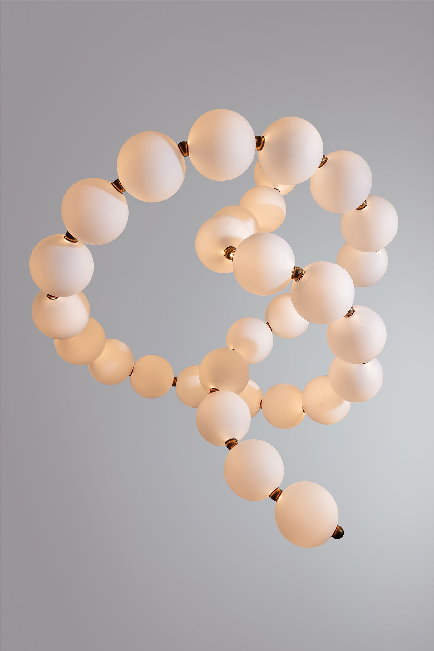 Lustre Voltige de Perles - Vue du bas - Verre soufflé bouche, Laiton, LEDs - D80xH115cm